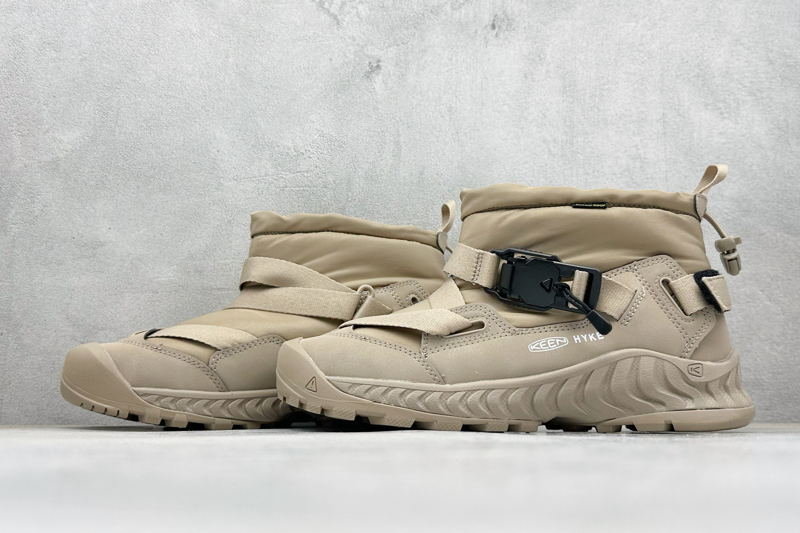 GX福利 KEEN HOODZERRA抗水保暖加绒绑带雪地靴短靴此款联名用了黑色和狼黄色，简约的配色体现