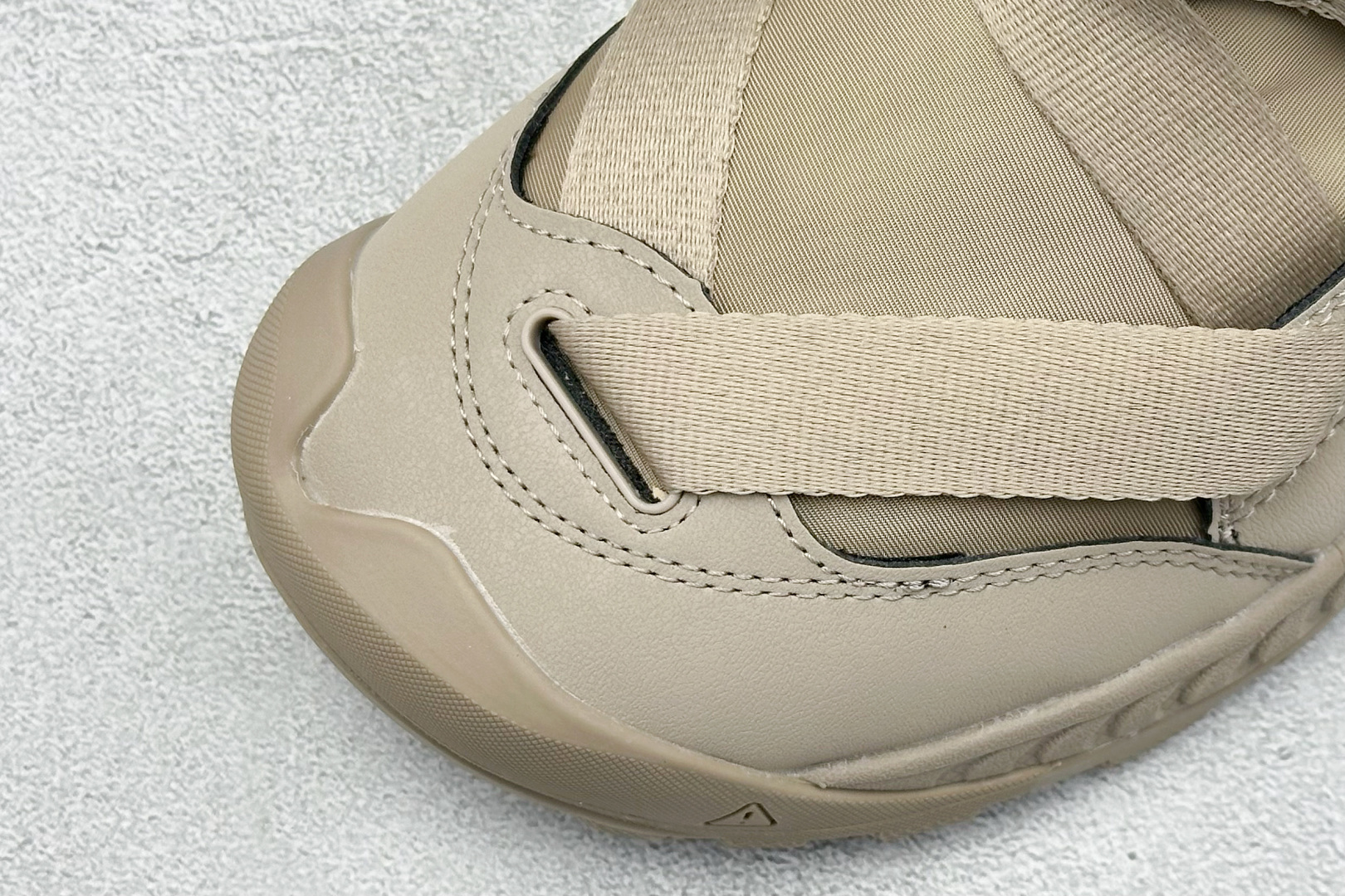 GX福利 KEEN HOODZERRA抗水保暖加绒绑带雪地靴短靴此款联名用了黑色和狼黄色，简约的配色体现