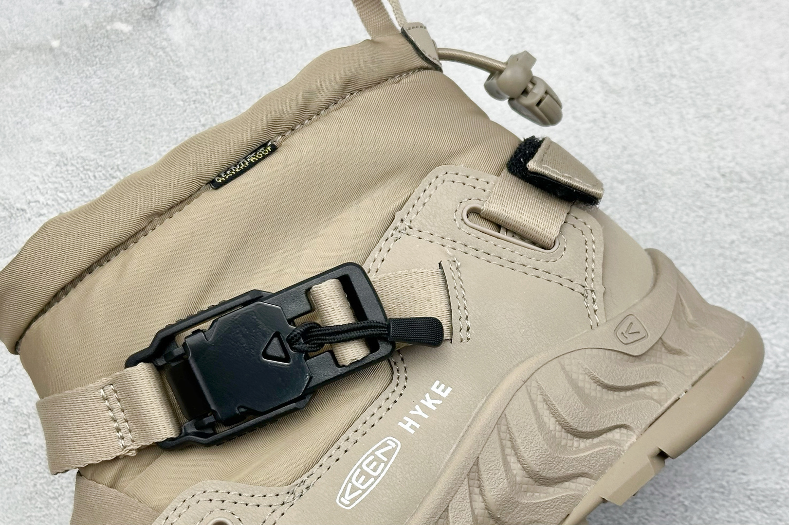 GX福利 KEEN HOODZERRA抗水保暖加绒绑带雪地靴短靴此款联名用了黑色和狼黄色，简约的配色体现