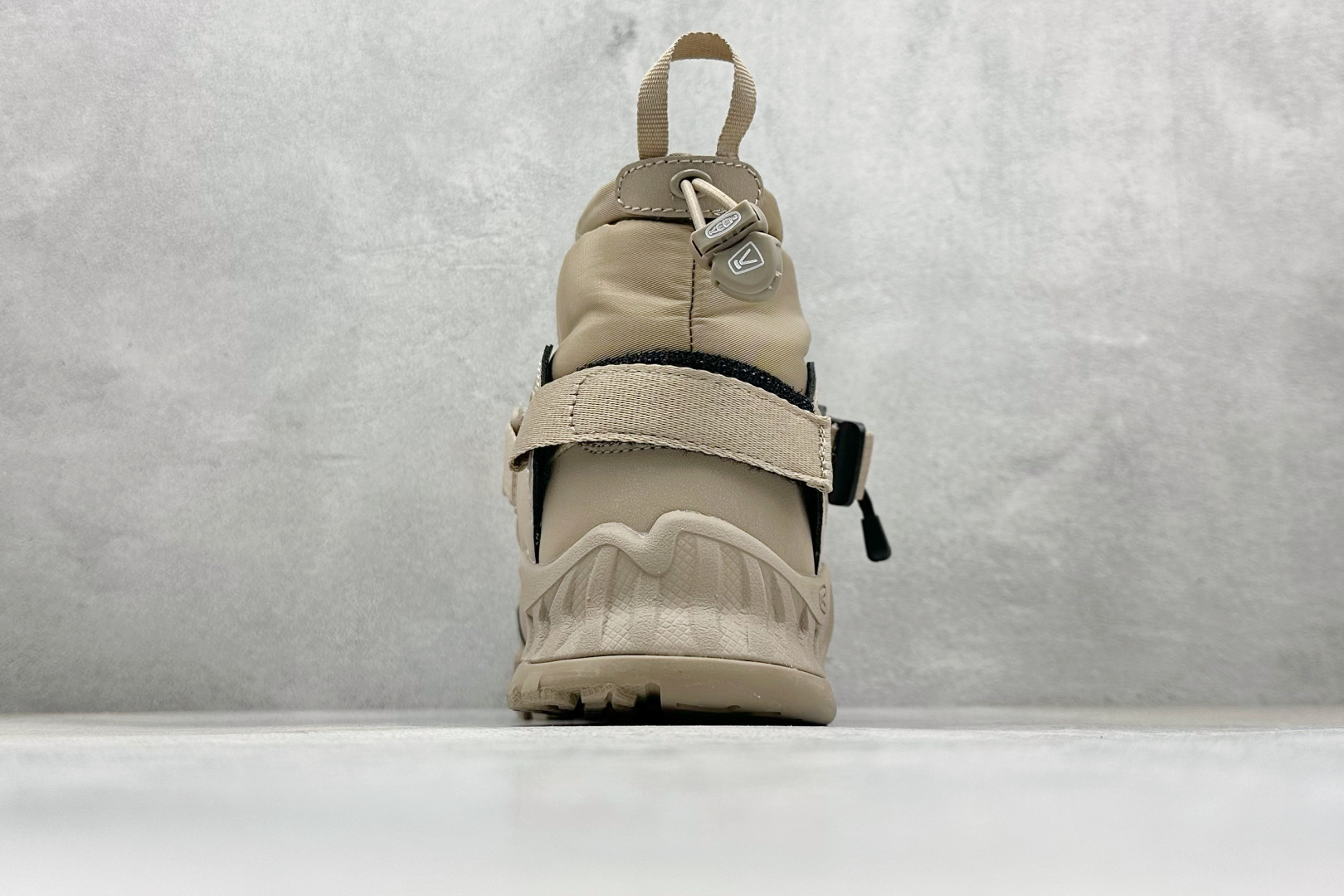 GX福利 KEEN HOODZERRA抗水保暖加绒绑带雪地靴短靴此款联名用了黑色和狼黄色，简约的配色体现