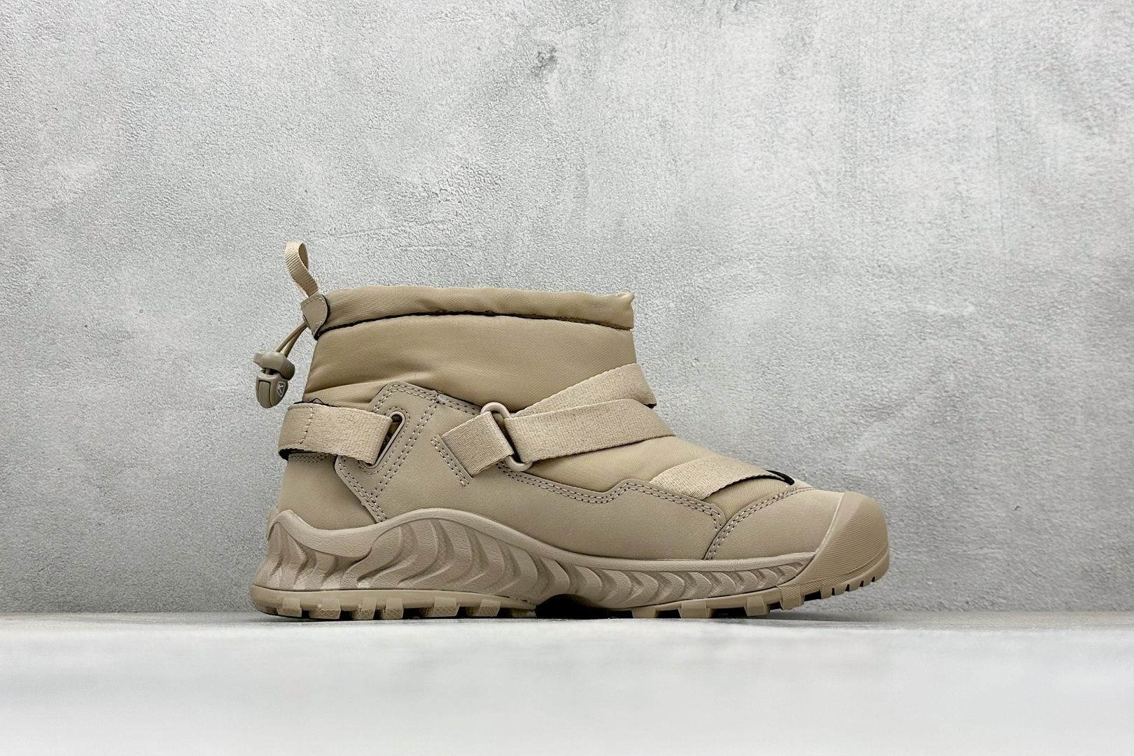 GX福利 KEEN HOODZERRA抗水保暖加绒绑带雪地靴短靴此款联名用了黑色和狼黄色，简约的配色体现