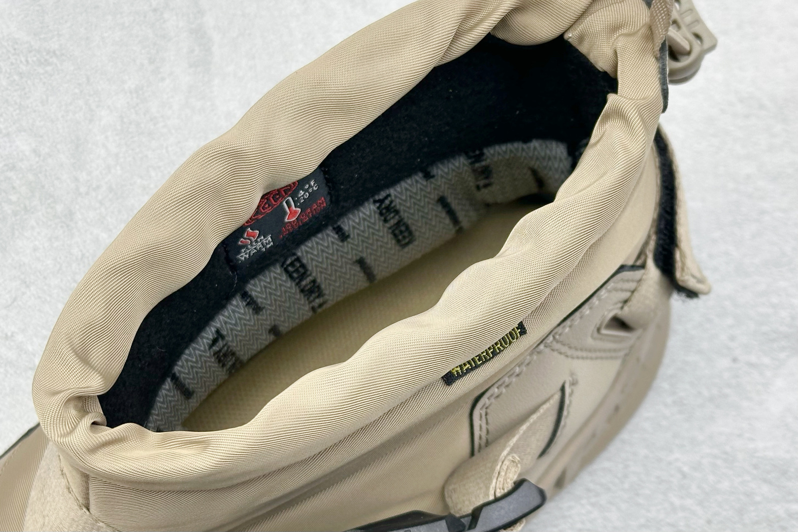 GX福利 KEEN HOODZERRA抗水保暖加绒绑带雪地靴短靴此款联名用了黑色和狼黄色，简约的配色体现