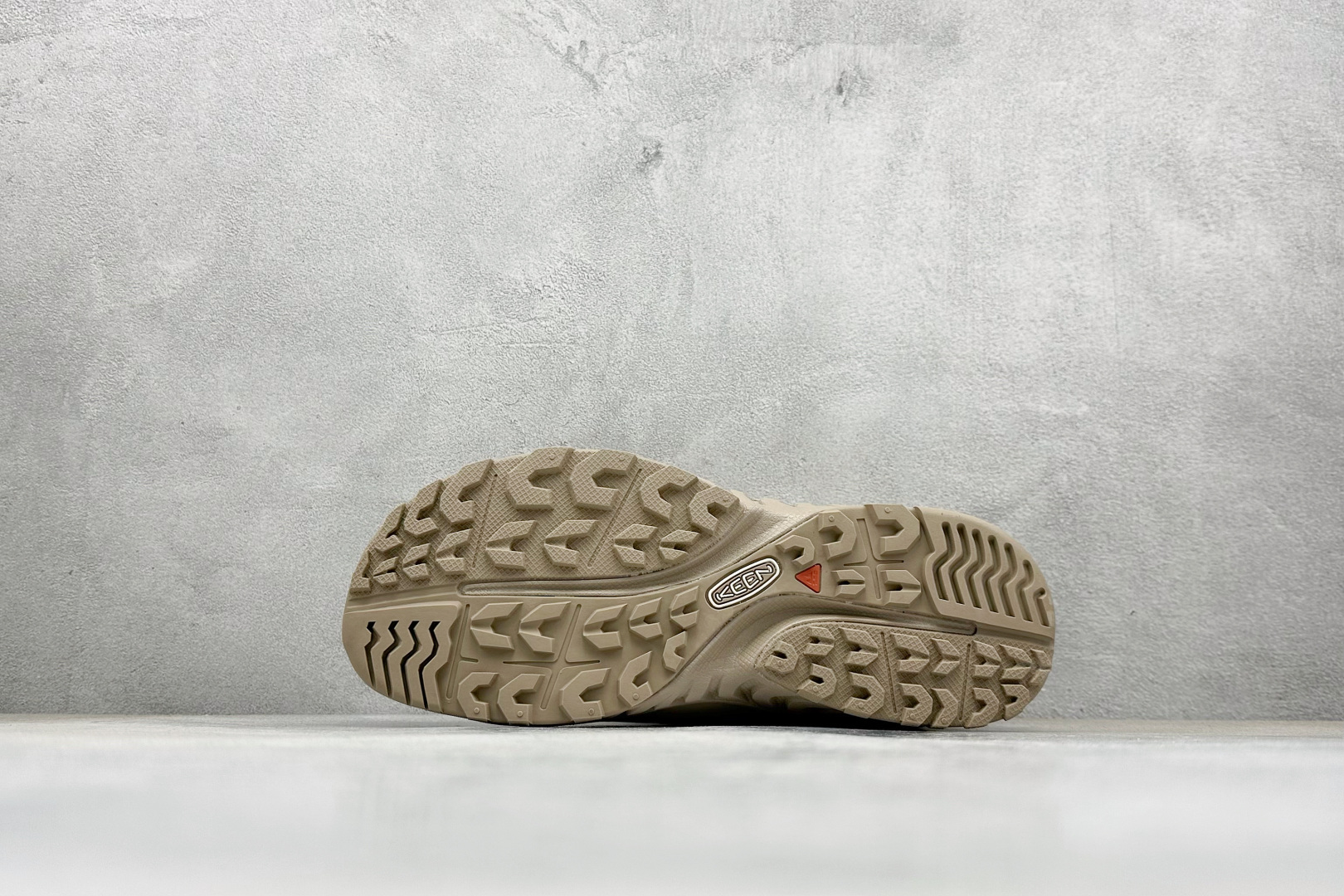 GX福利 KEEN HOODZERRA抗水保暖加绒绑带雪地靴短靴此款联名用了黑色和狼黄色，简约的配色体现