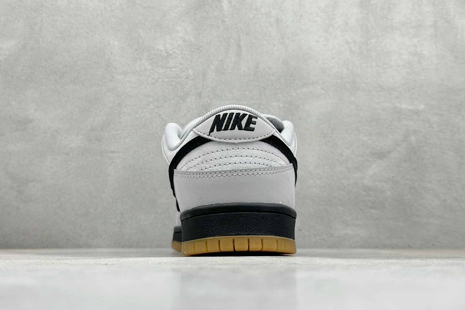 200 NIKE SB Dunk Low Pro 灰黑 FJ1674-002