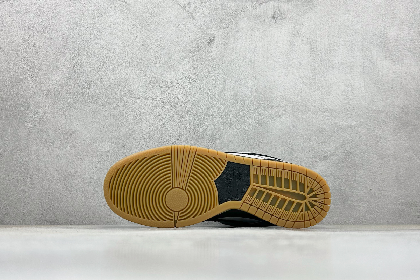 200 NIKE SB Dunk Low Pro 灰黑 FJ1674-002