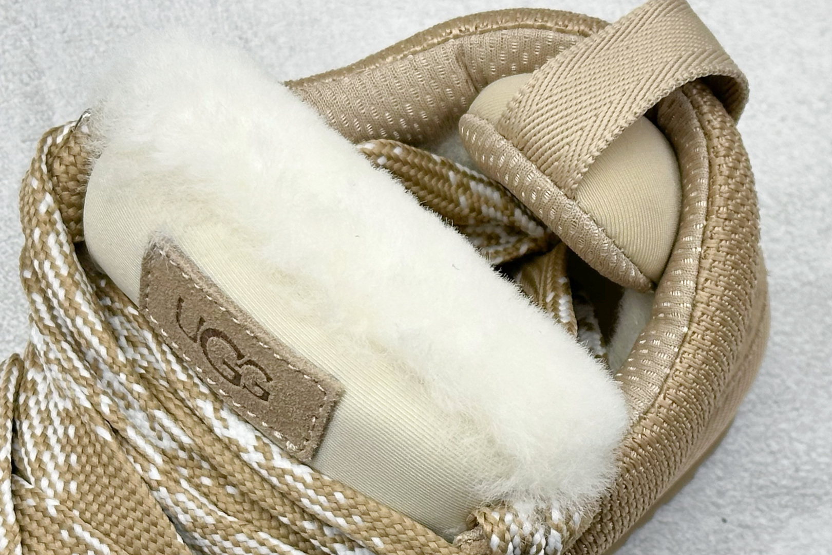 300 UGG Classic Uitra Mini 系列 梅尔拼接鞋带低帮休闲鞋 1144032