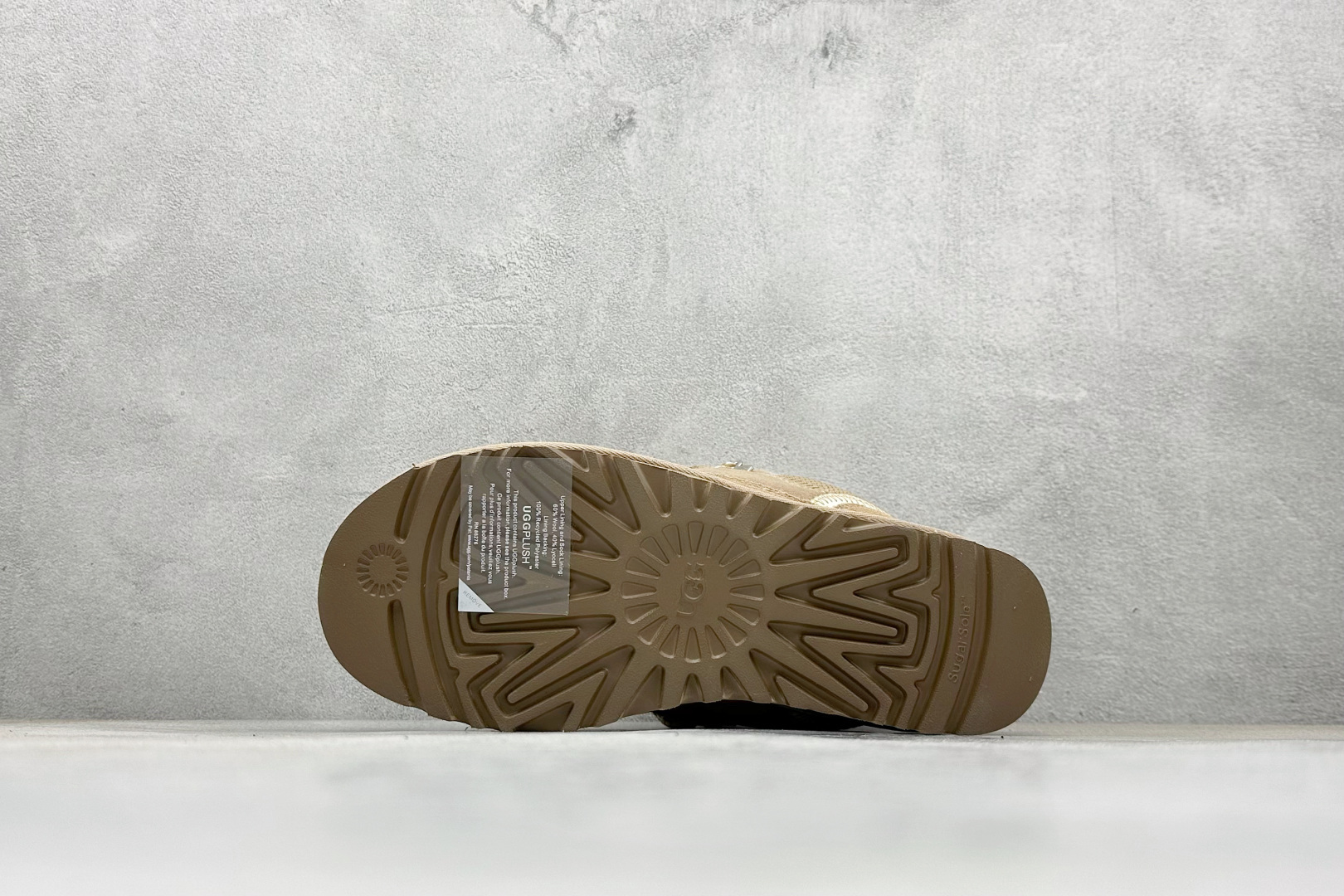 300 UGG Classic Uitra Mini 系列 梅尔拼接鞋带低帮休闲鞋 1144032