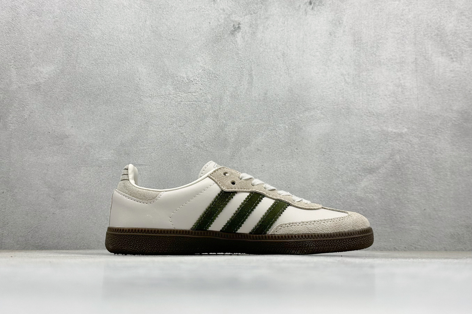 180 Adidas originals Samba 此款以简约大方的造型设计 JR0893