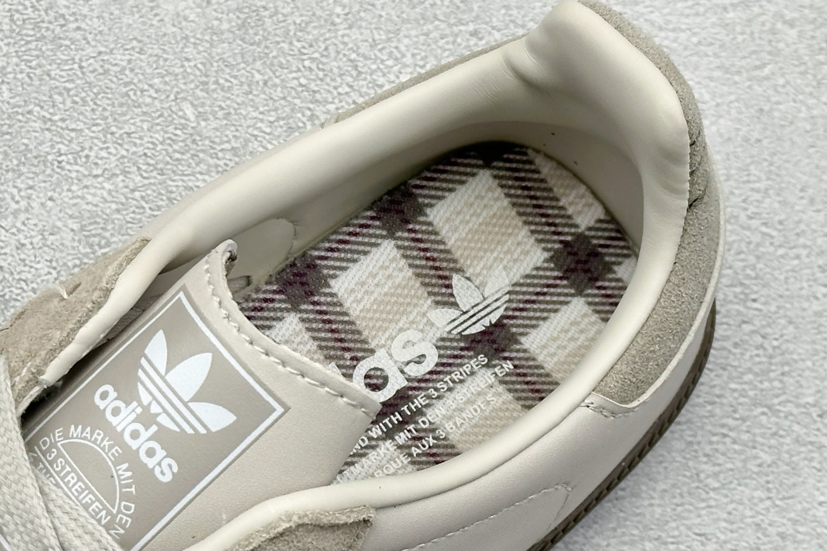 180 Adidas originals Samba 此款以简约大方的造型设计 JR0893