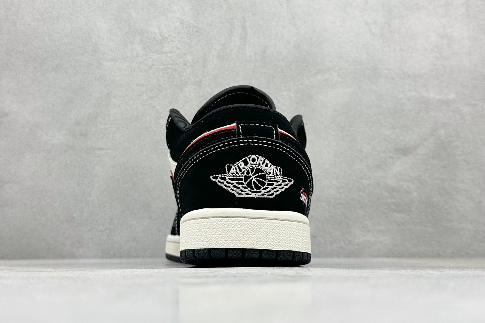 280 Nike Jordan Air Jordan 1 “Supreme联名——米黑红小双勾” 高端定制 乔丹低帮休闲板鞋 QJ2025-002