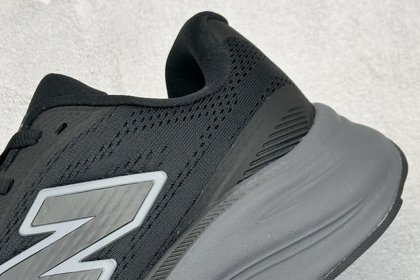 210 New Balance NB Fresh Foam Evoz 68 舒适耐磨低帮跑步鞋 MMOR68B