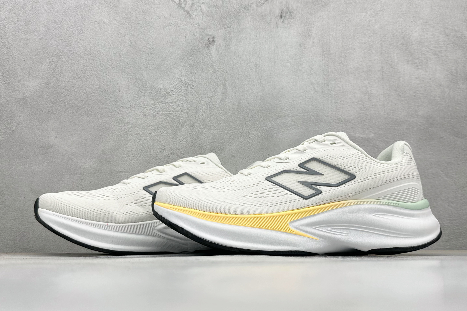 210 New Balance NB Fresh Foam Evoz 68 舒适耐磨低帮跑步鞋 MMOR68C