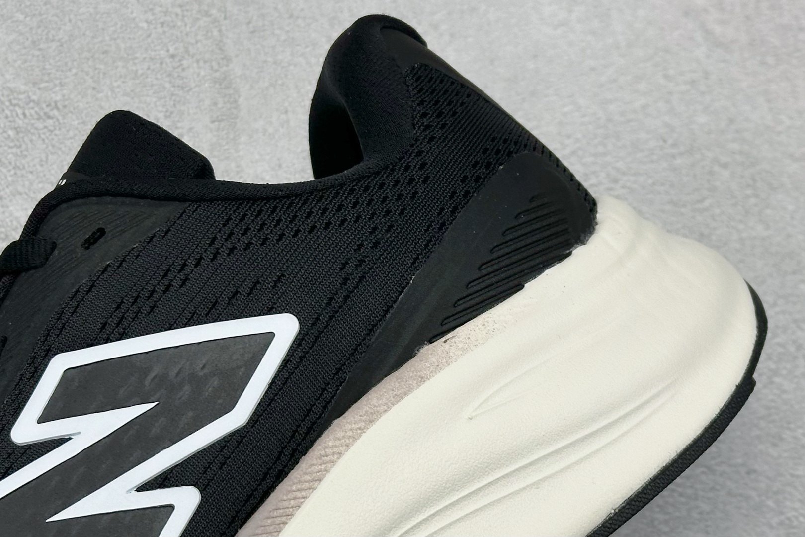 210 New Balance NB Fresh Foam Evoz 68 舒适耐磨低帮跑步鞋 MMOR68A