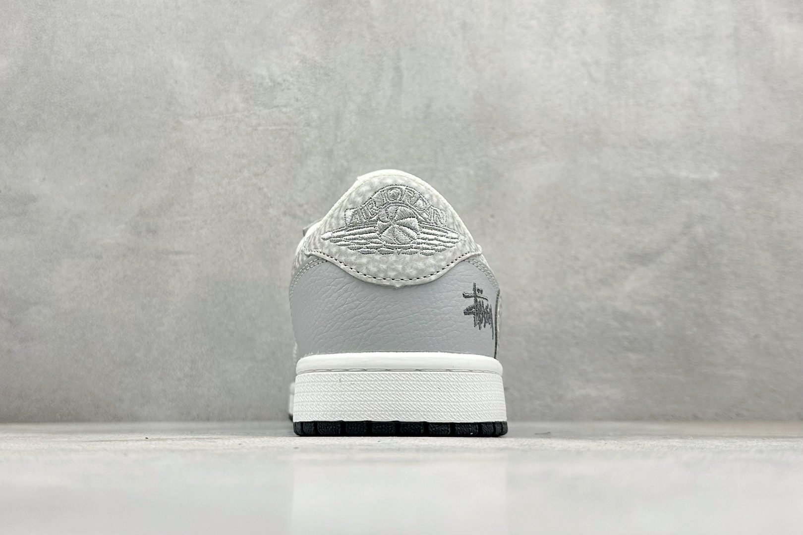 XC版Travis Scott x Fragment Design x Air Jordan 1 Low SP AJ1 乔1斯图西联名 浅灰印花 低帮文化休闲板鞋 DZ5899-026