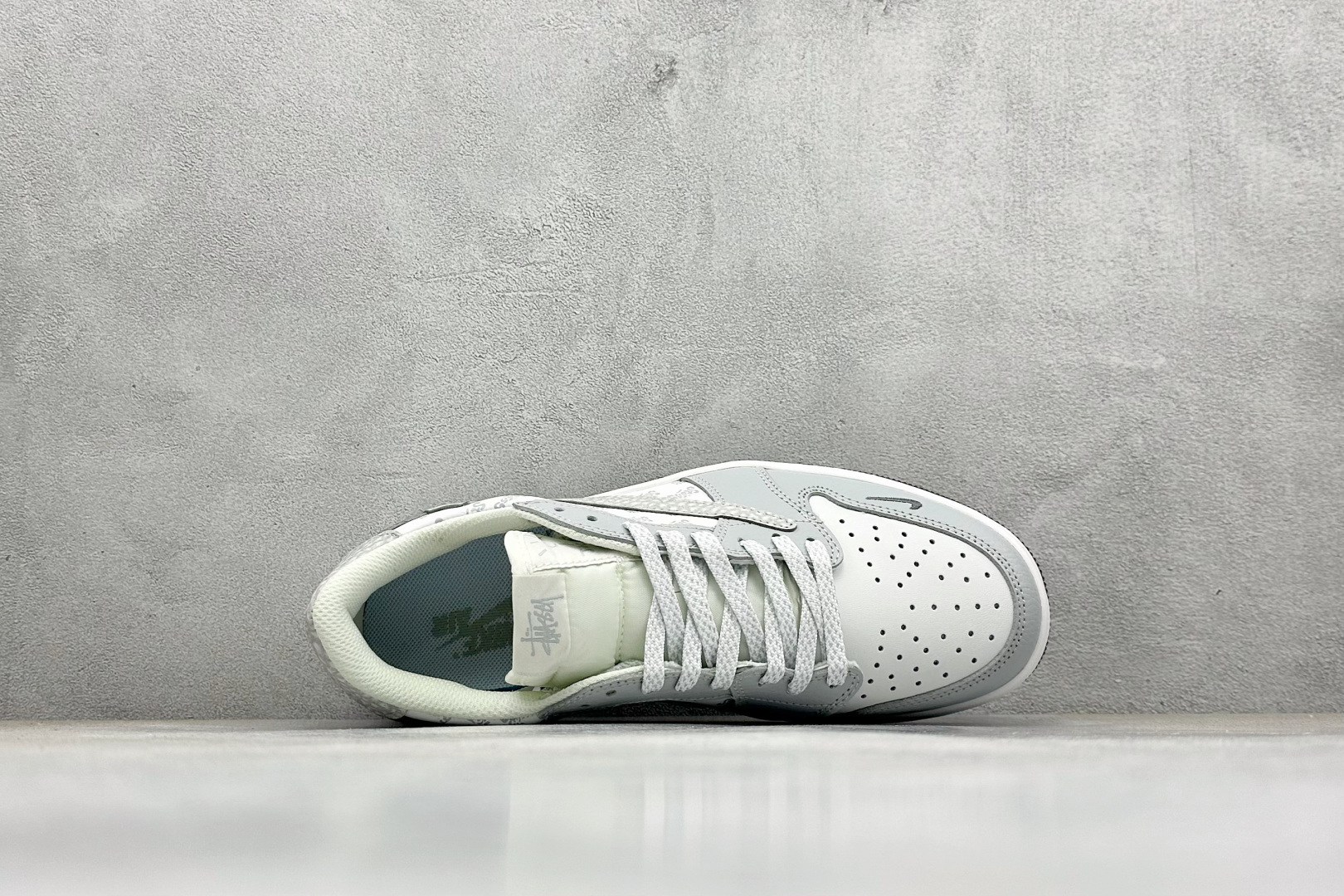 XC版Travis Scott x Fragment Design x Air Jordan 1 Low SP AJ1 乔1斯图西联名 浅灰印花 低帮文化休闲板鞋 DZ5899-026