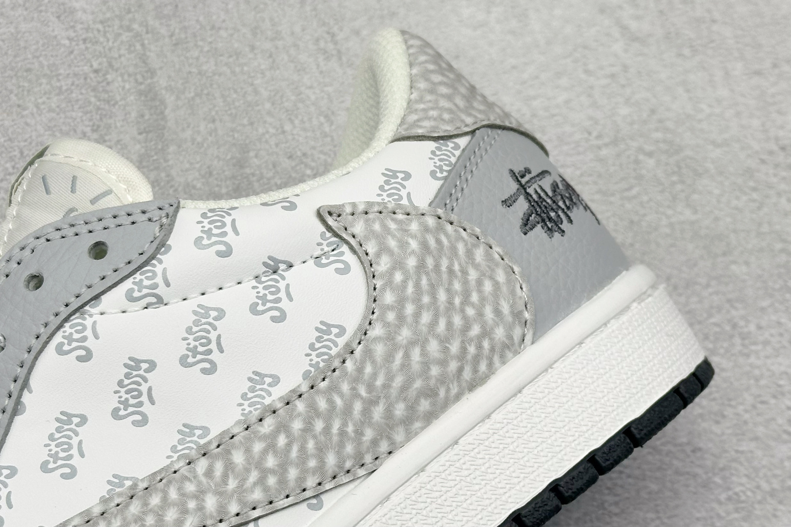 XC版Travis Scott x Fragment Design x Air Jordan 1 Low SP AJ1 乔1斯图西联名 浅灰印花 低帮文化休闲板鞋 DZ5899-026