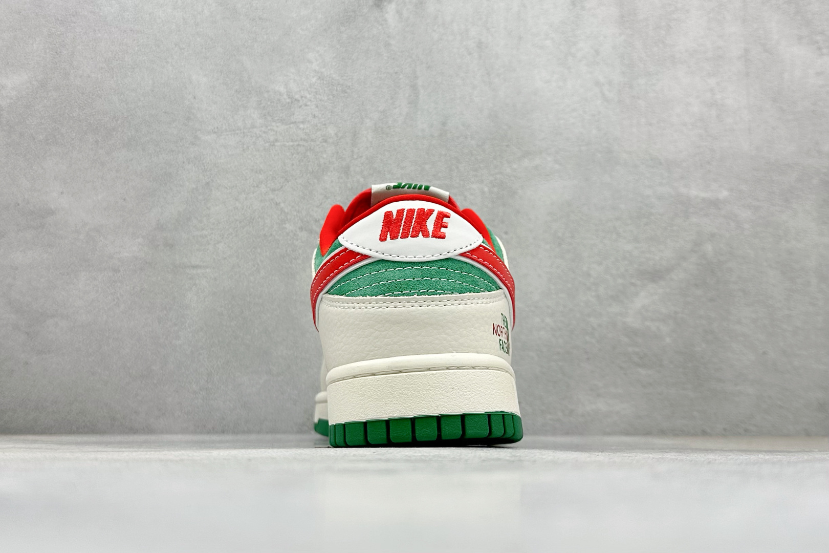 280 XC版Nike SB Dunk Low“北面联名——米绿红勾” 周年高端定制 低帮休闲板鞋 DG1988-011