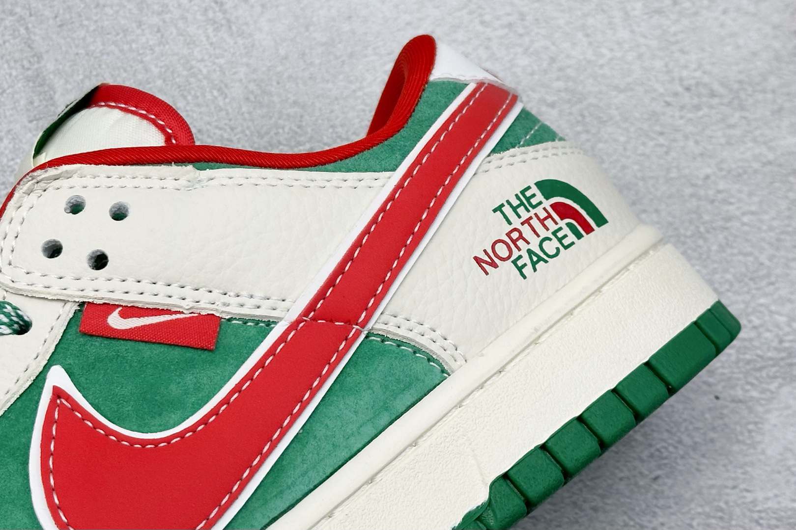 280 XC版Nike SB Dunk Low“北面联名——米绿红勾” 周年高端定制 低帮休闲板鞋 DG1988-011