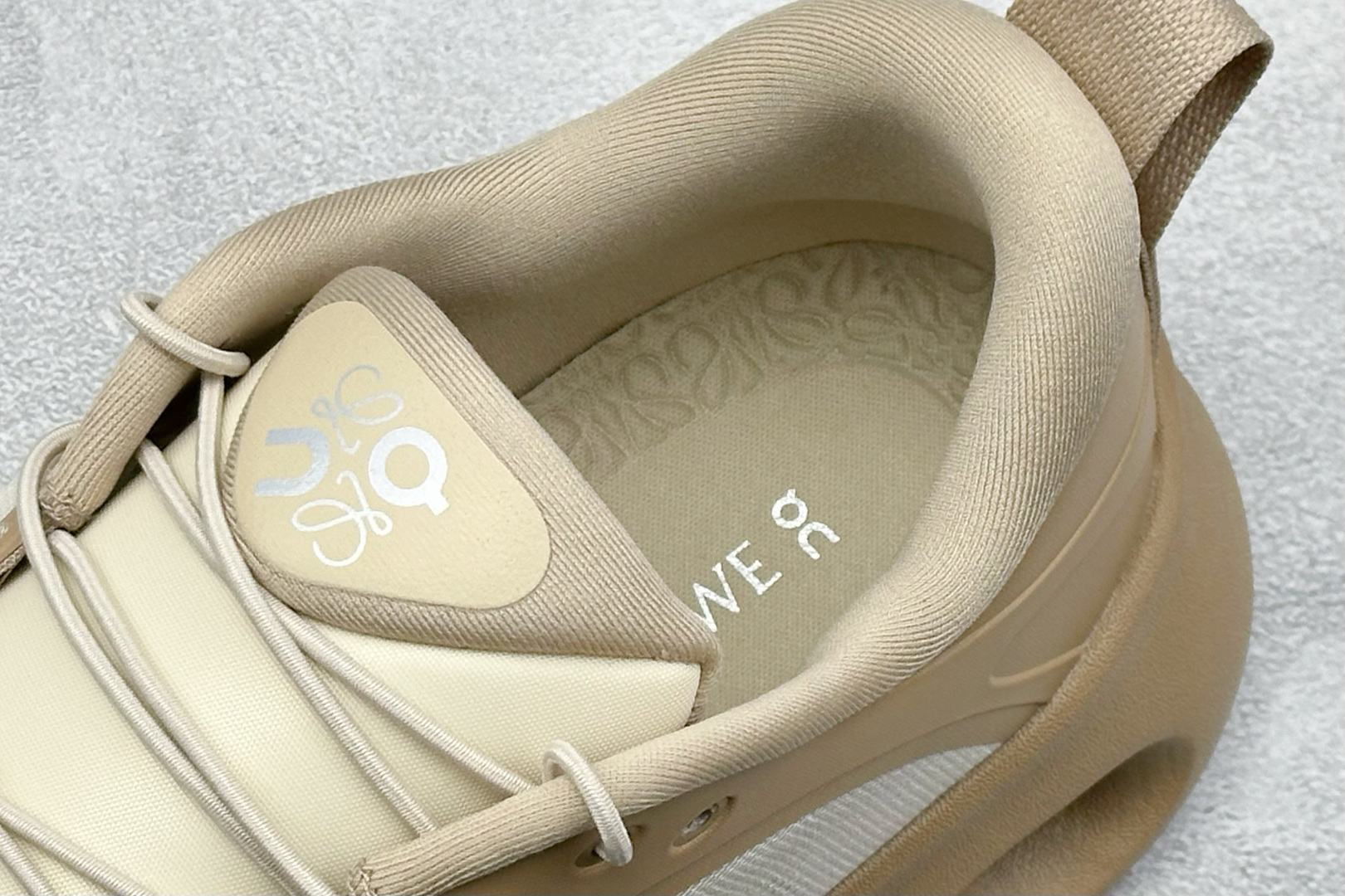 170 LOEWE x On Cloudtilt 昂跑罗意威联名 圆头系带跑鞋 3MF3060