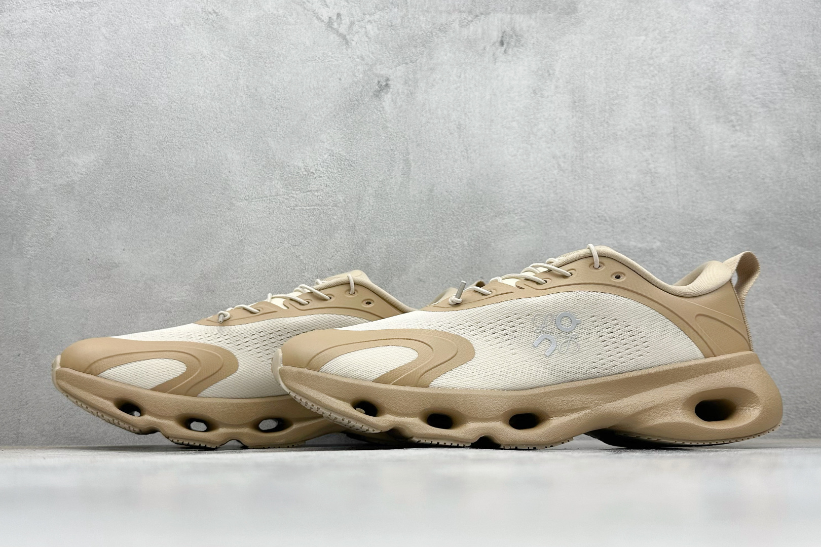 170 LOEWE x On Cloudtilt 昂跑罗意威联名 圆头系带跑鞋 3MF3060