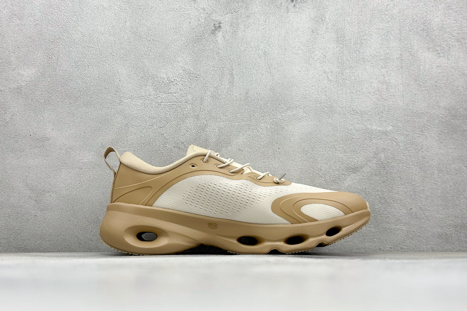 170 LOEWE x On Cloudtilt 昂跑罗意威联名 圆头系带跑鞋 3MF3060