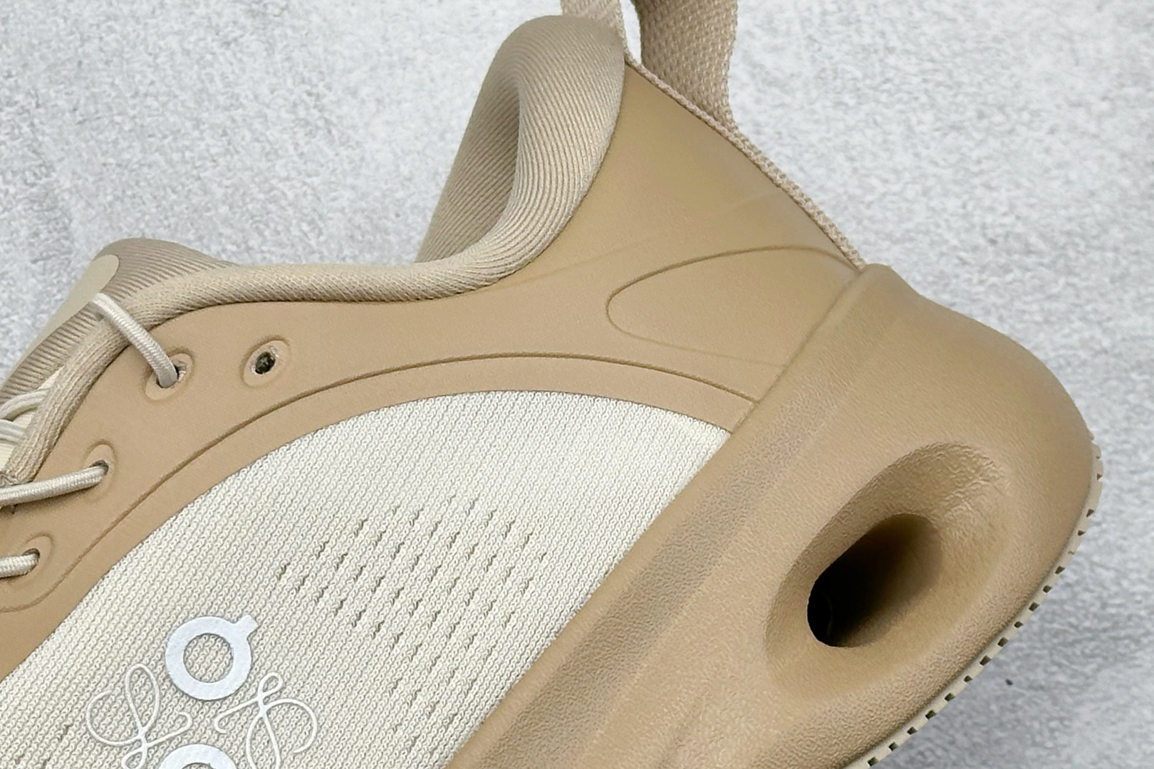 170 LOEWE x On Cloudtilt 昂跑罗意威联名 圆头系带跑鞋 3MF3060