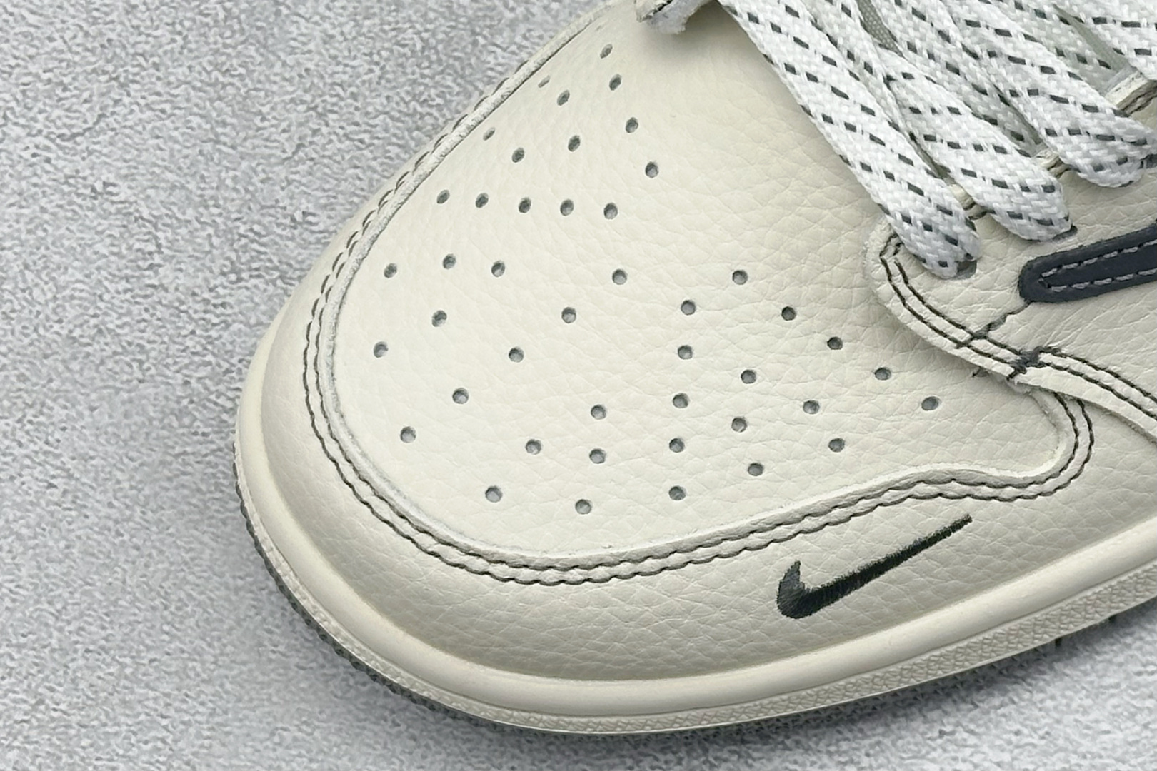 280 Travis Scott x Fragment Design x Jordan Air Jordan 1 Low SP “暴力熊联名------白灰方格” 高端定制 倒钩三方联名低帮篮球鞋 XD1979-001