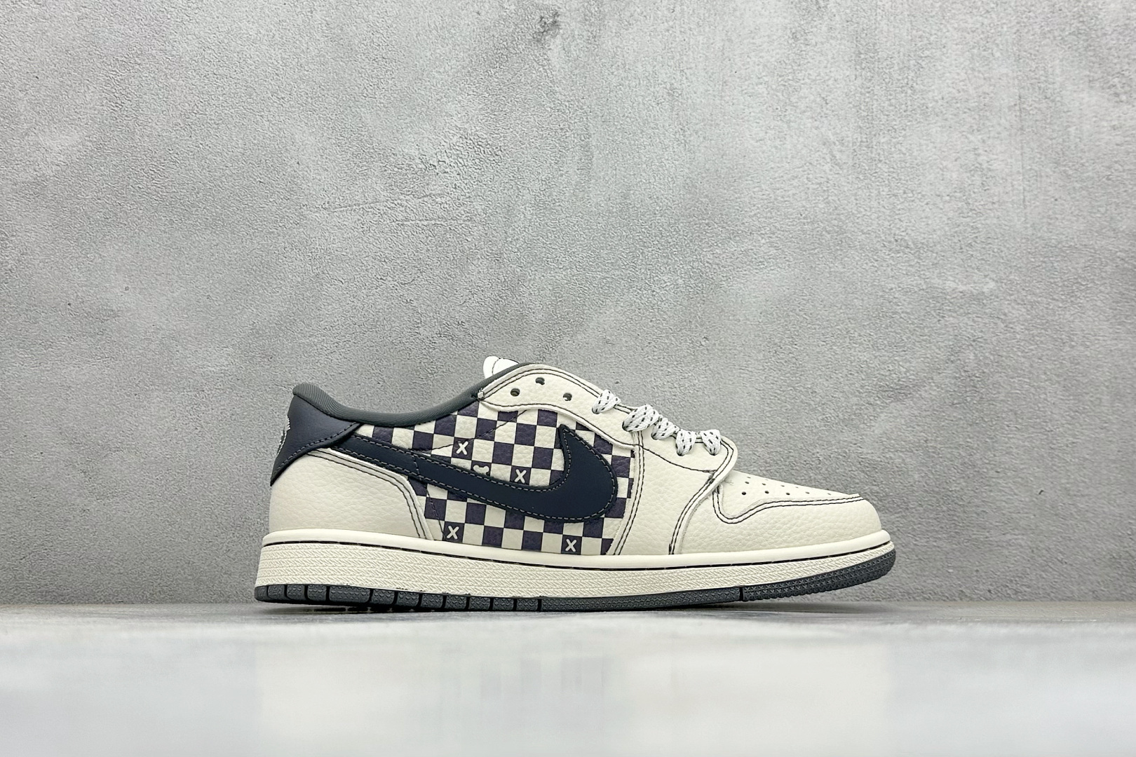 280 Travis Scott x Fragment Design x Jordan Air Jordan 1 Low SP “暴力熊联名------白灰方格” 高端定制 倒钩三方联名低帮篮球鞋 XD1979-001