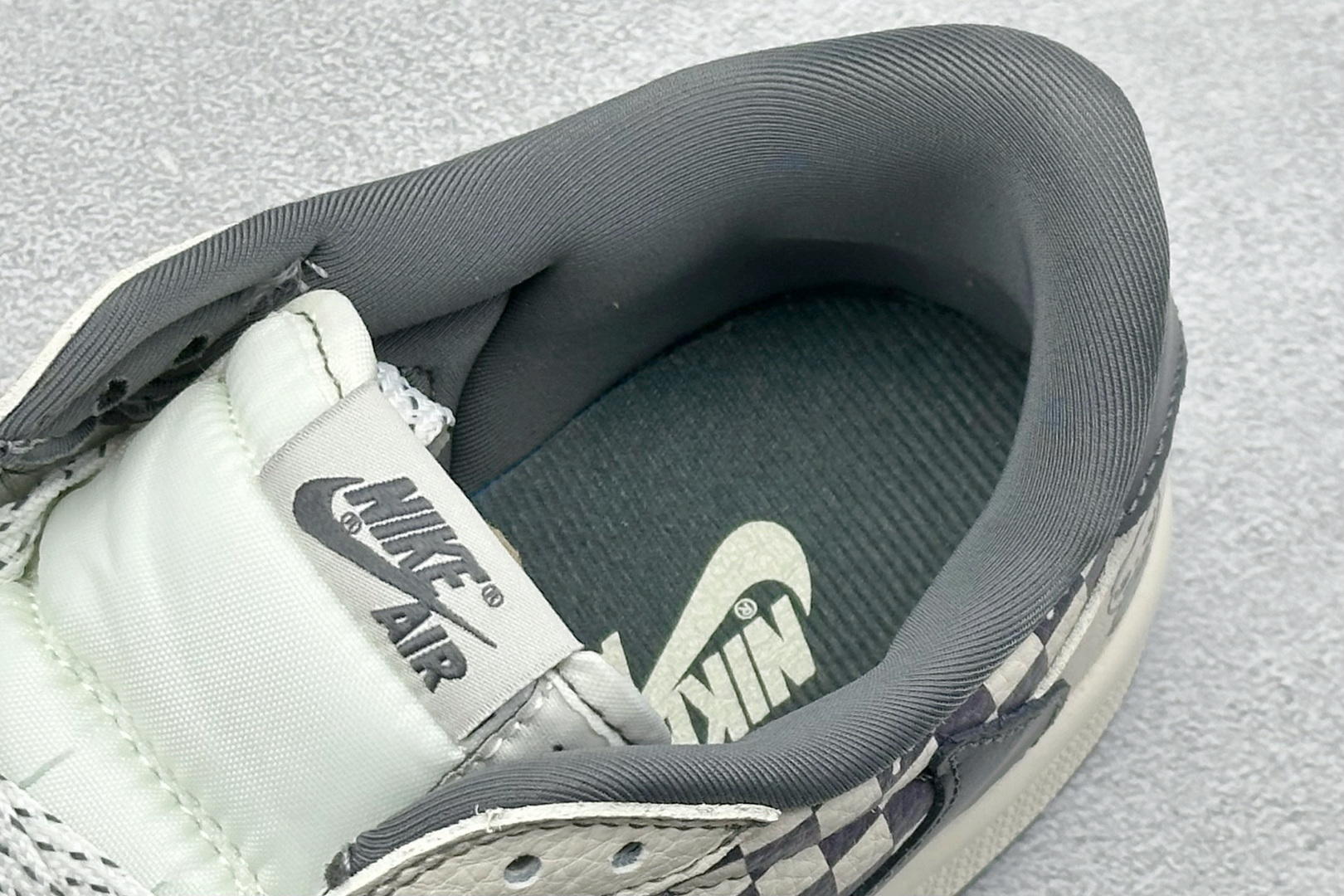 280 Travis Scott x Fragment Design x Jordan Air Jordan 1 Low SP “暴力熊联名------白灰方格” 高端定制 倒钩三方联名低帮篮球鞋 XD1979-001