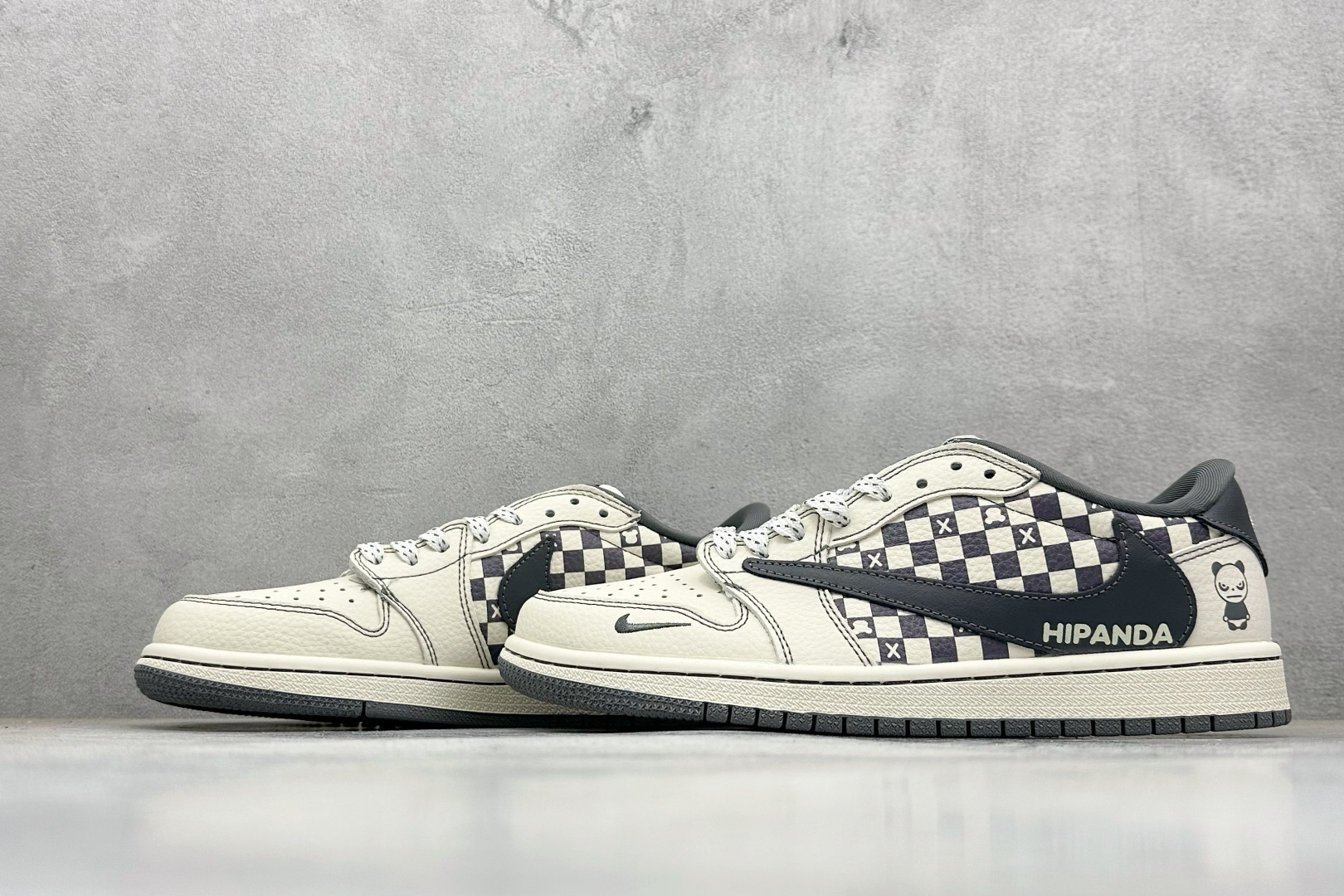 280 Travis Scott x Fragment Design x Jordan Air Jordan 1 Low SP “暴力熊联名------白灰方格” 高端定制 倒钩三方联名低帮篮球鞋 XD1979-001