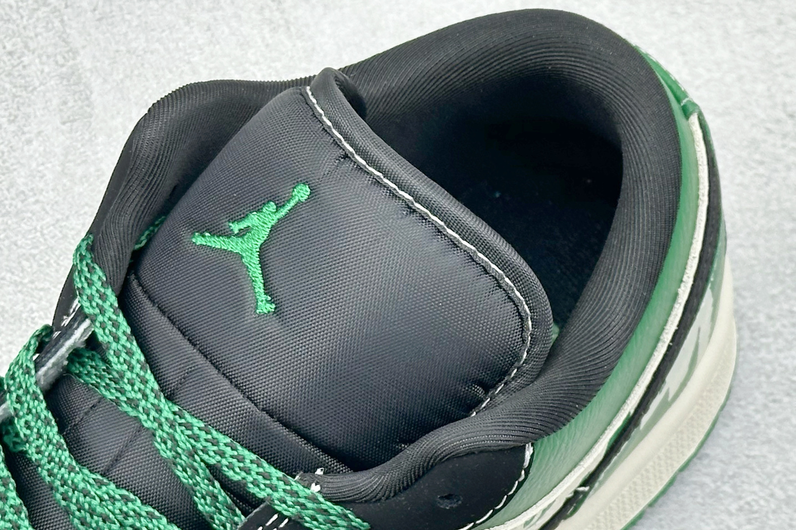 280 Nike Jordan Air Jordan 1 “斯图西联名——字母绿黑勾” 高端定制 乔丹低帮休闲板鞋 QJ1988-004