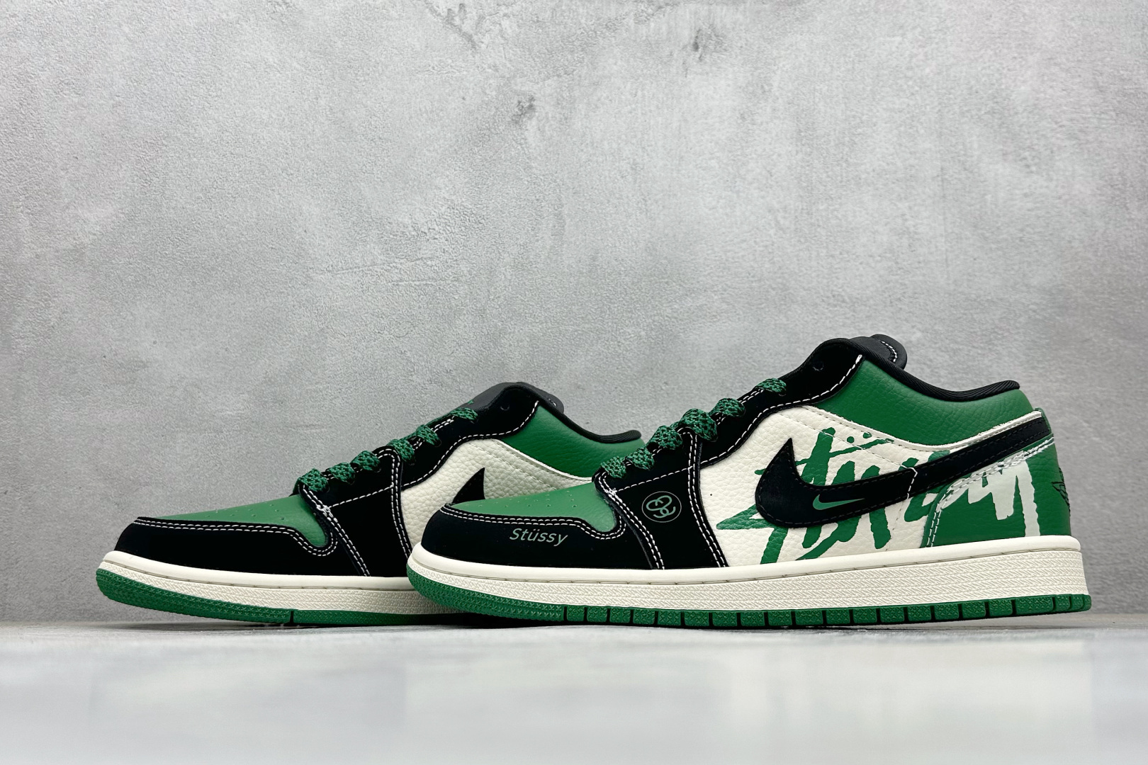 280 Nike Jordan Air Jordan 1 “斯图西联名——字母绿黑勾” 高端定制 乔丹低帮休闲板鞋 QJ1988-004