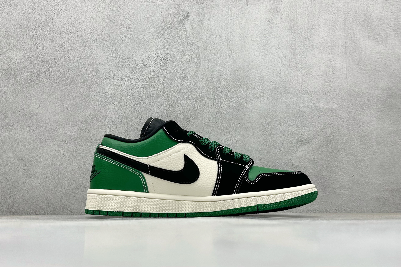 280 Nike Jordan Air Jordan 1 “斯图西联名——字母绿黑勾” 高端定制 乔丹低帮休闲板鞋 QJ1988-004