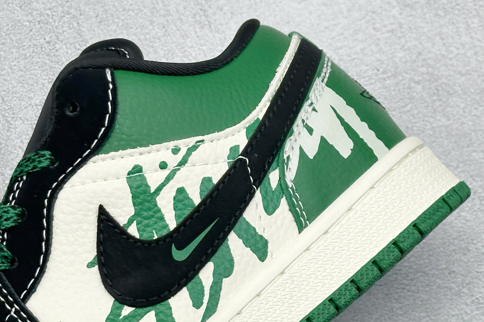 280 Nike Jordan Air Jordan 1 “斯图西联名——字母绿黑勾” 高端定制 乔丹低帮休闲板鞋 QJ1988-004
