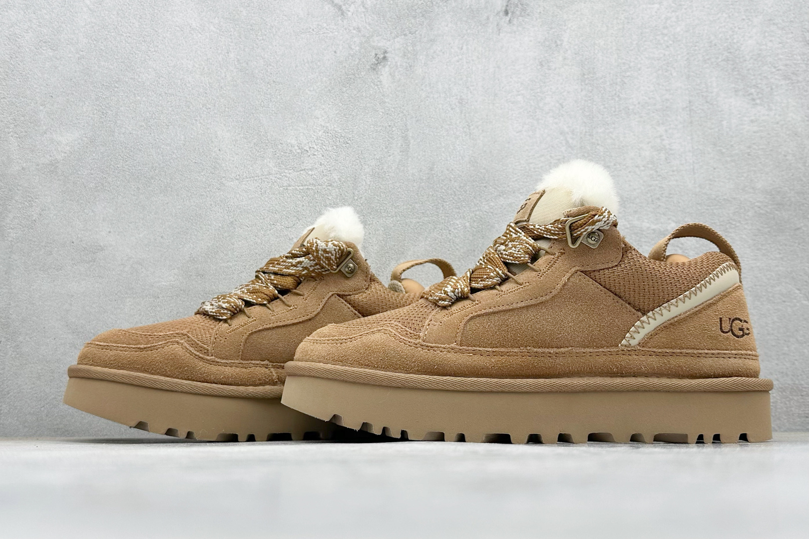 300 UGG Classic Uitra Mini 梅尔拼接鞋带低帮休闲鞋 1144032