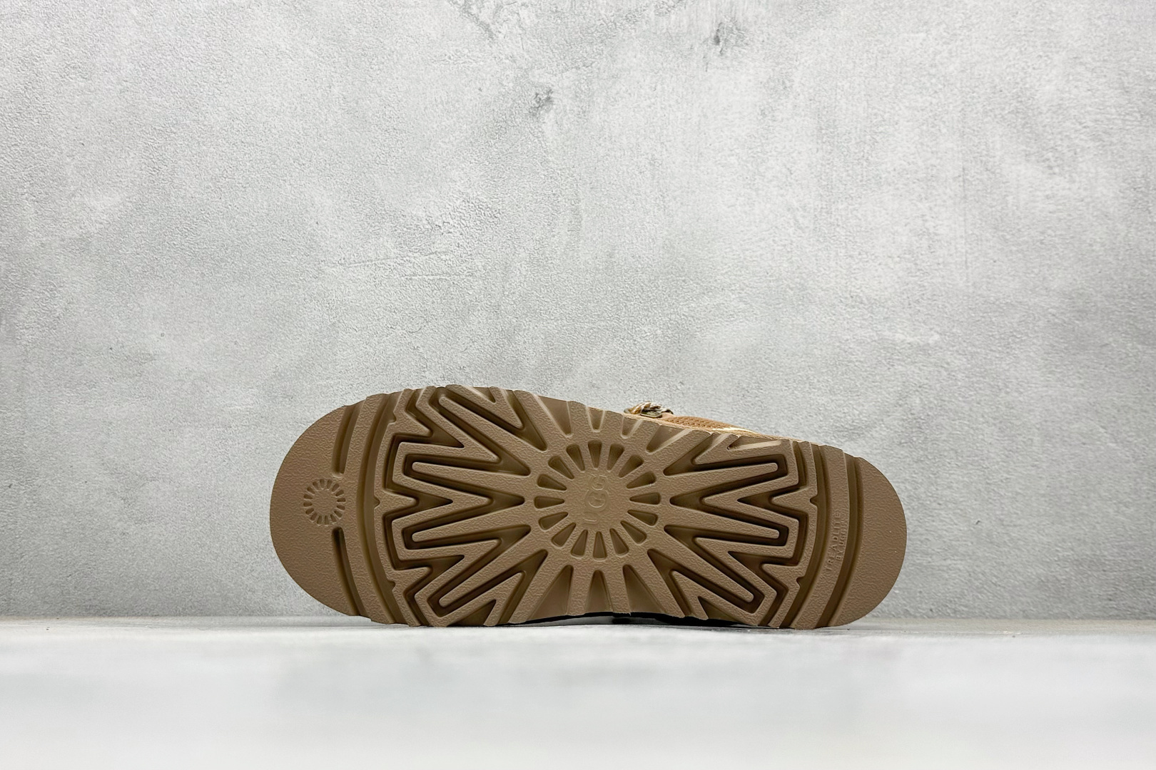 300 UGG Classic Uitra Mini 梅尔拼接鞋带低帮休闲鞋 1144032