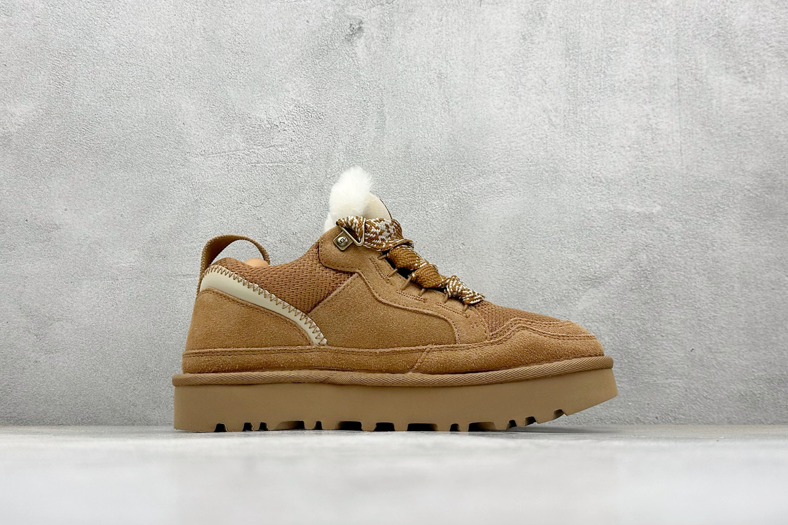 300 UGG Classic Uitra Mini 梅尔拼接鞋带低帮休闲鞋 1144032