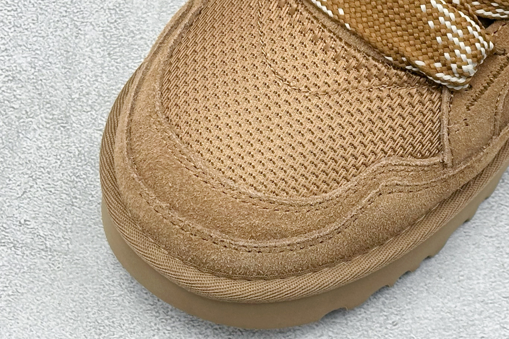 300 UGG Classic Uitra Mini 梅尔拼接鞋带低帮休闲鞋 1144032