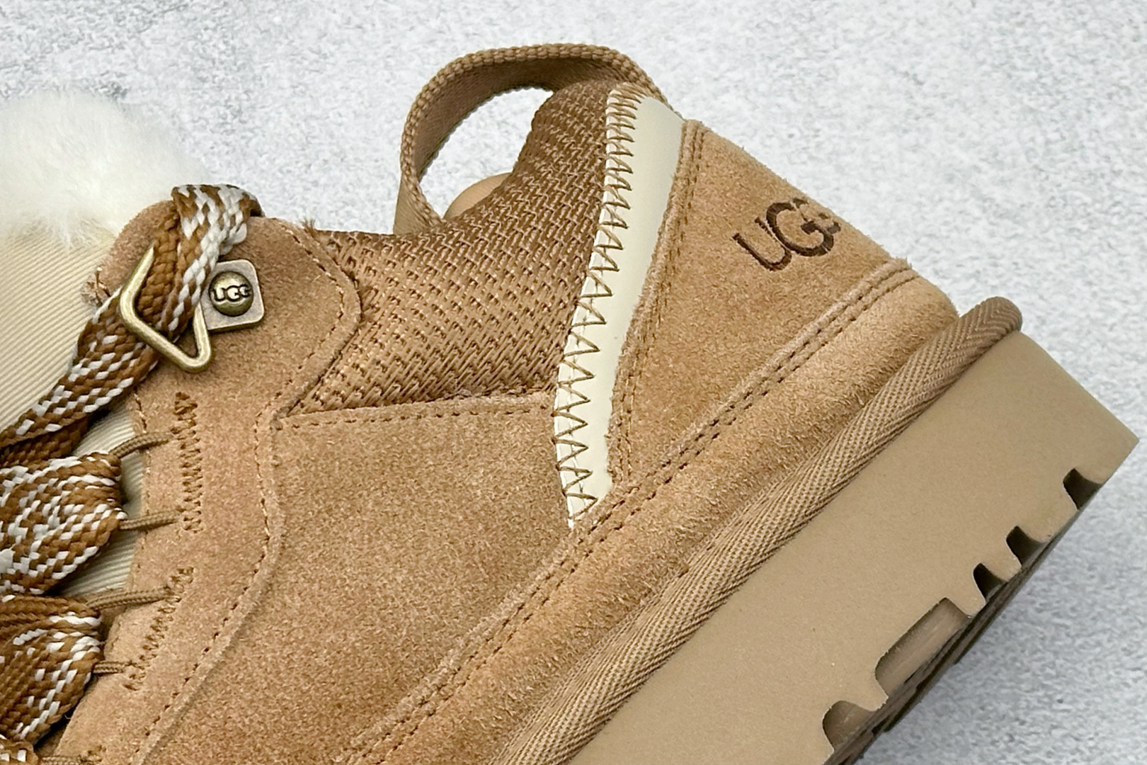 300 UGG Classic Uitra Mini 梅尔拼接鞋带低帮休闲鞋 1144032