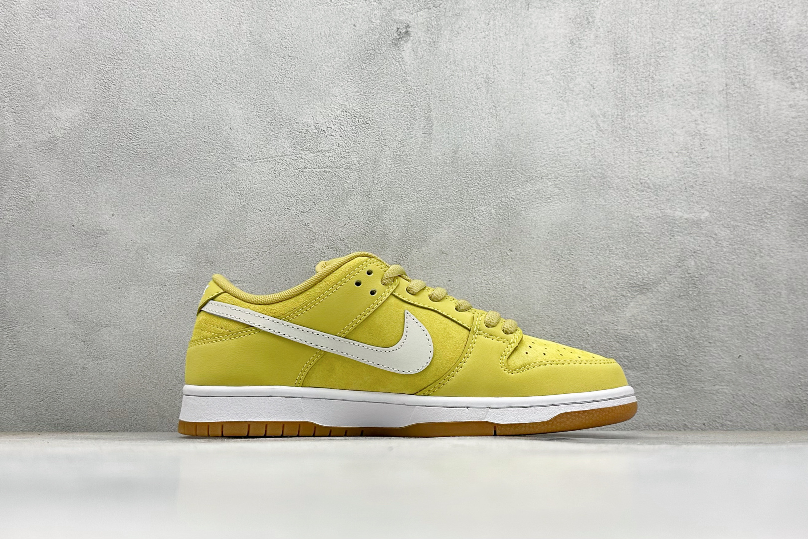 200 NIKE SB Dunk Low Pro 生胶黄白 FJ1674-700