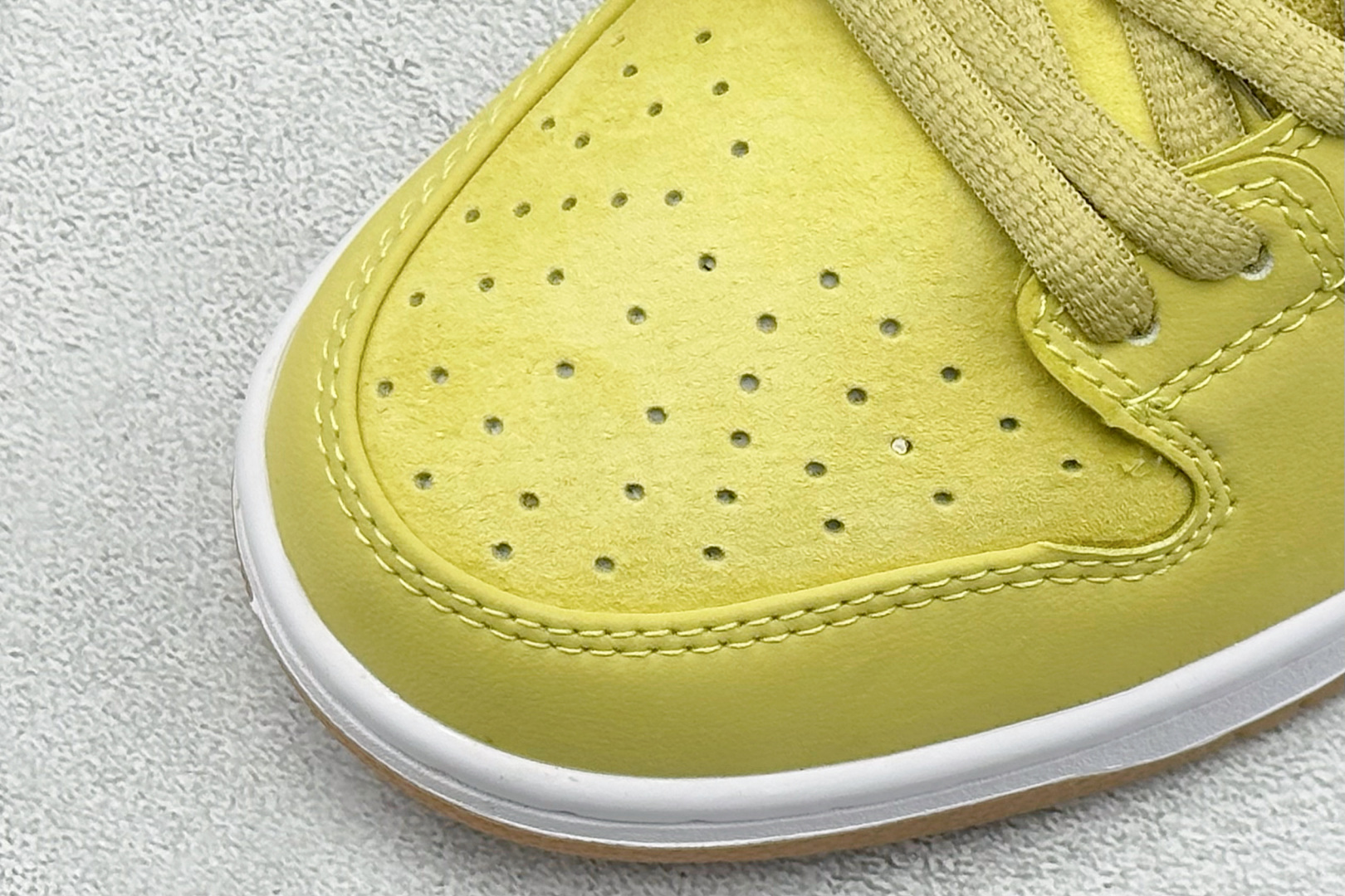 200 NIKE SB Dunk Low Pro 生胶黄白 FJ1674-700