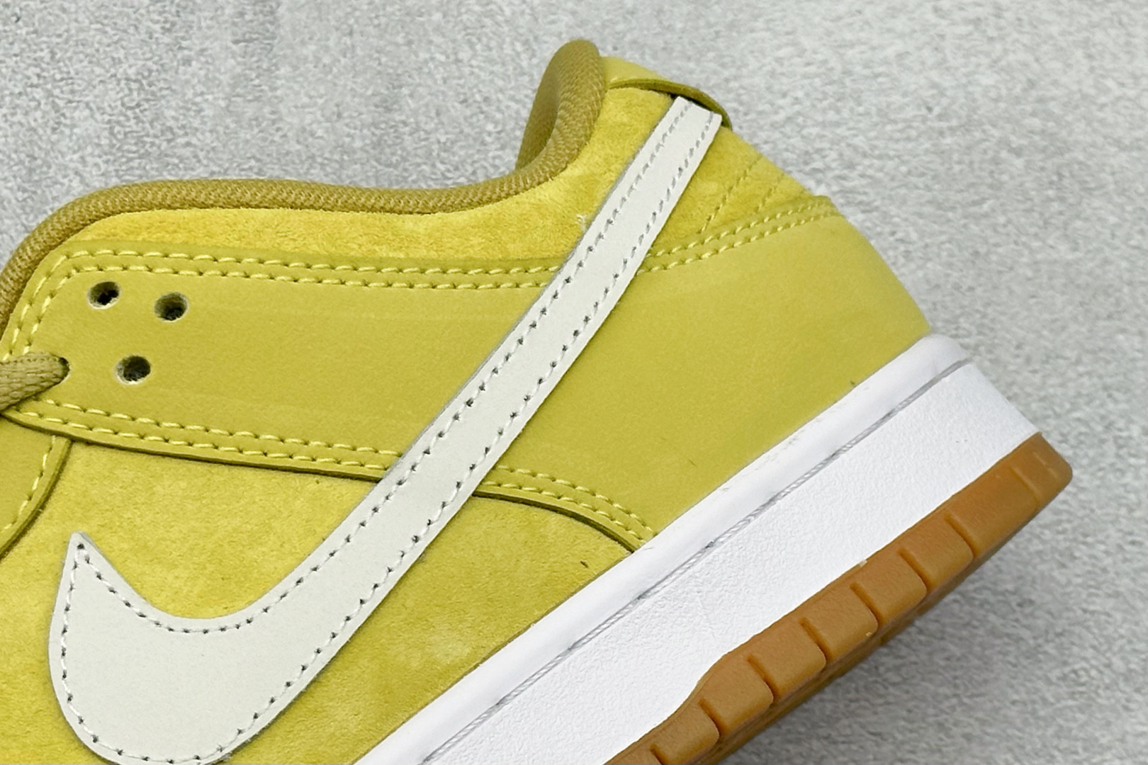 200 NIKE SB Dunk Low Pro 生胶黄白 FJ1674-700