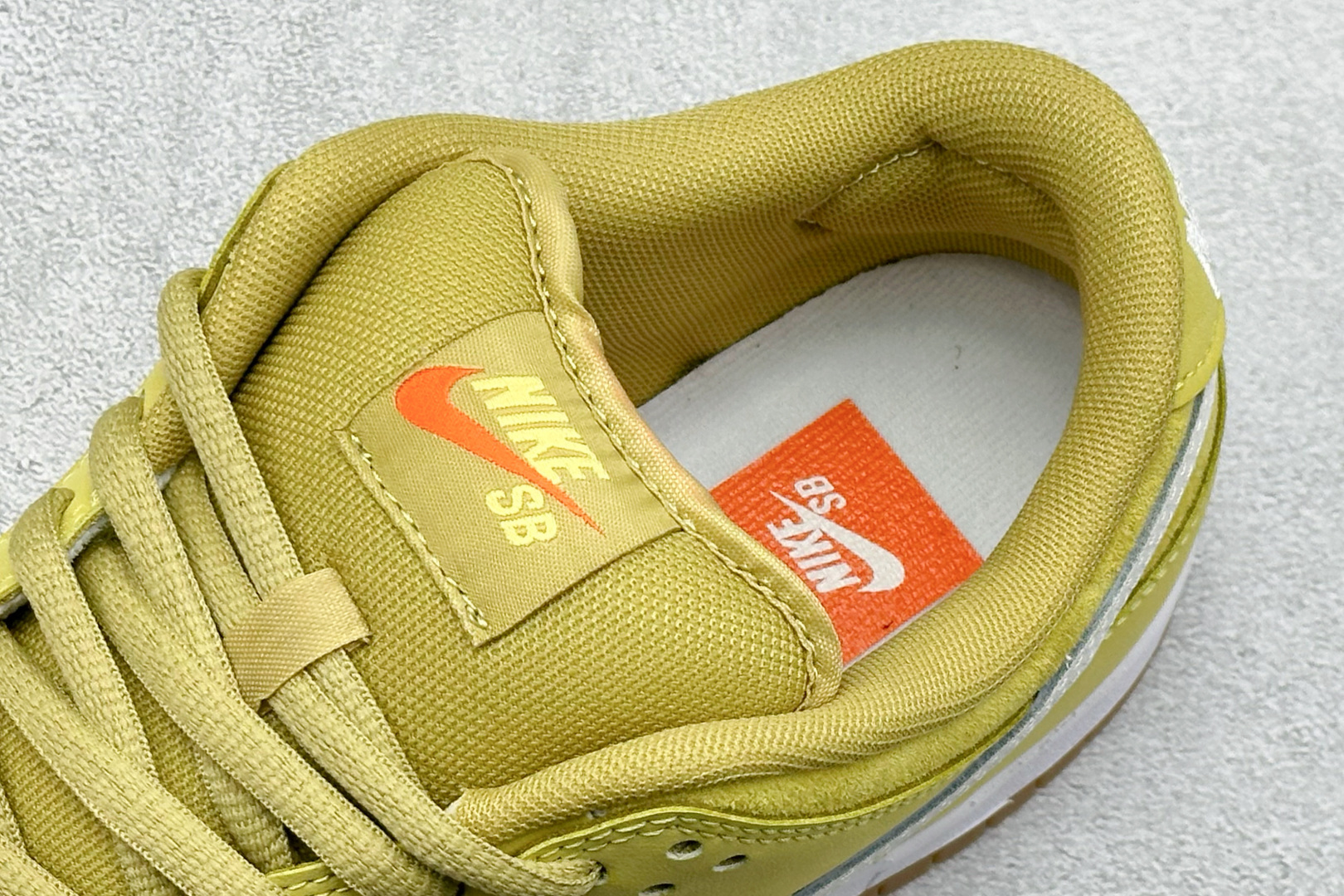 200 NIKE SB Dunk Low Pro 生胶黄白 FJ1674-700