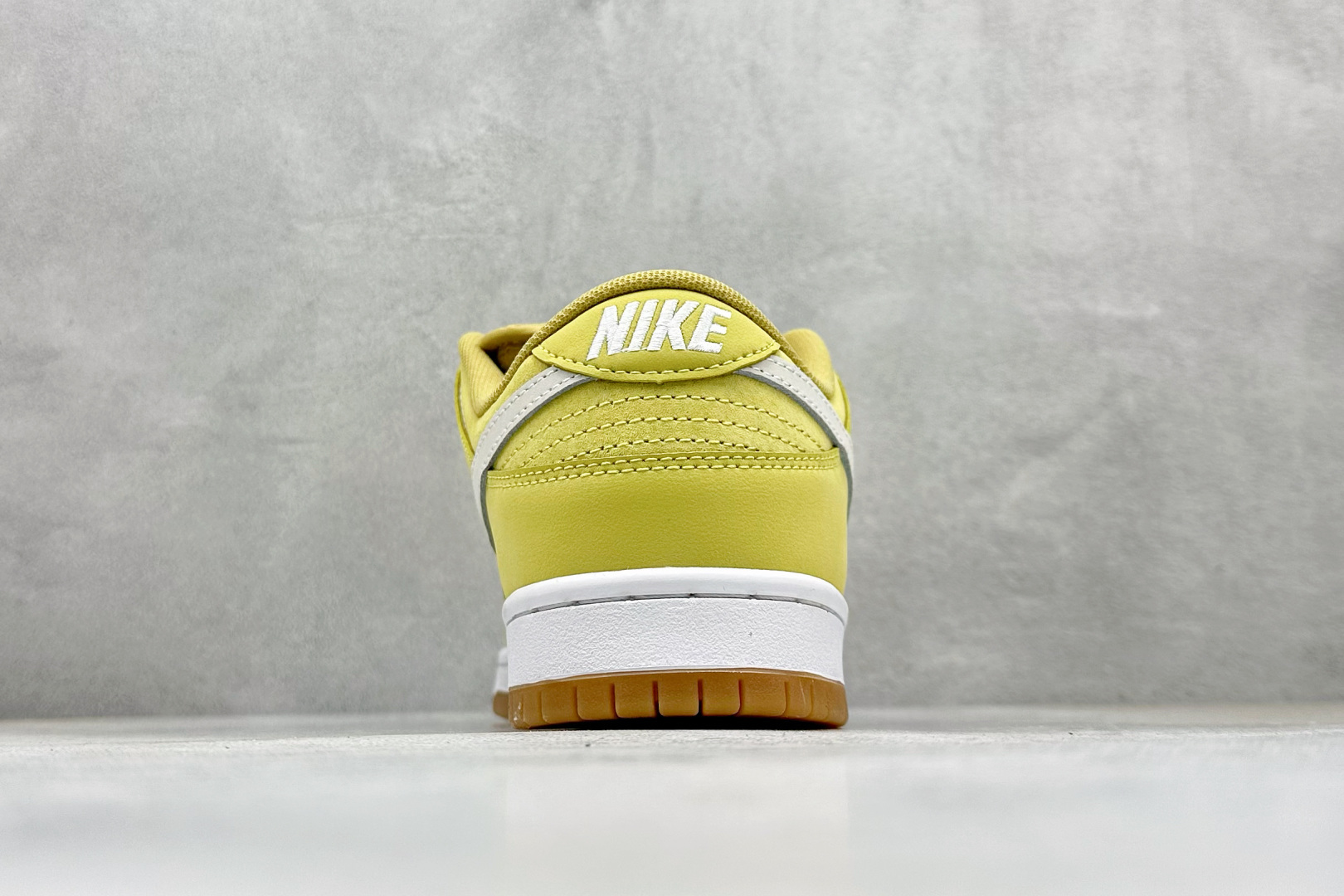 200 NIKE SB Dunk Low Pro 生胶黄白 FJ1674-700