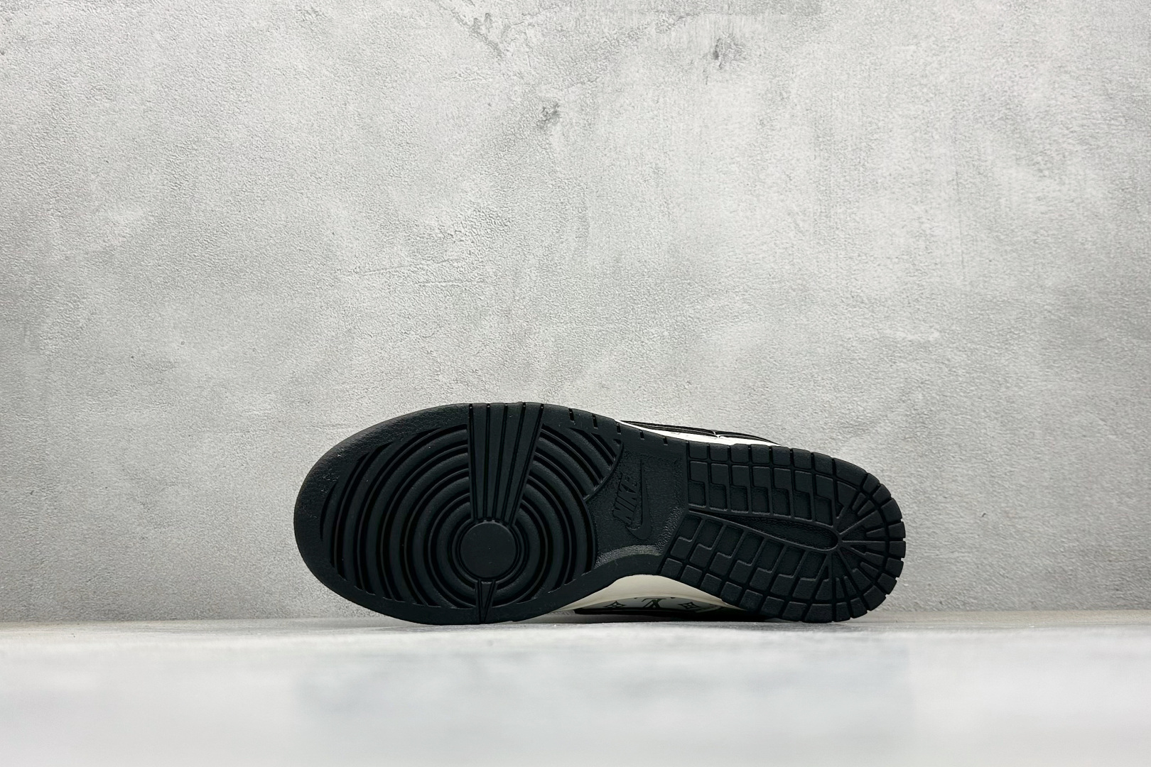 280 Nike SB Dunk Low LV联名 印花米黑勾 高端定制 低帮休闲板鞋 HH7518-095