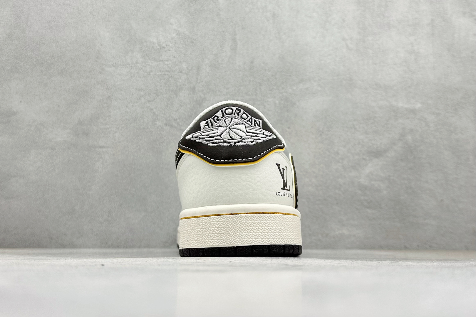 240 Air Jordan 1 Low AJ1 乔1 LV联名倒勾 高端定制 低帮复古篮球鞋 ZY1618-011