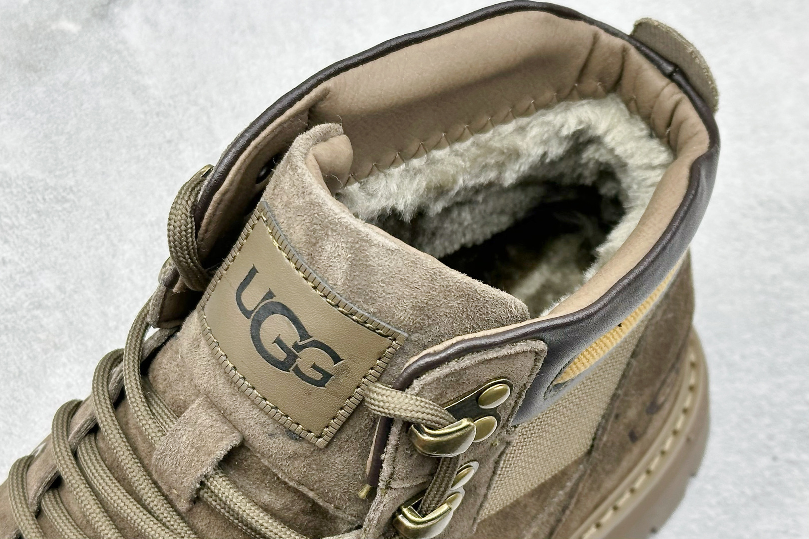320 UGG Tasman Weather Hybrid 塔斯曼混合系列中帮轻量休闲马丁靴 U5333M