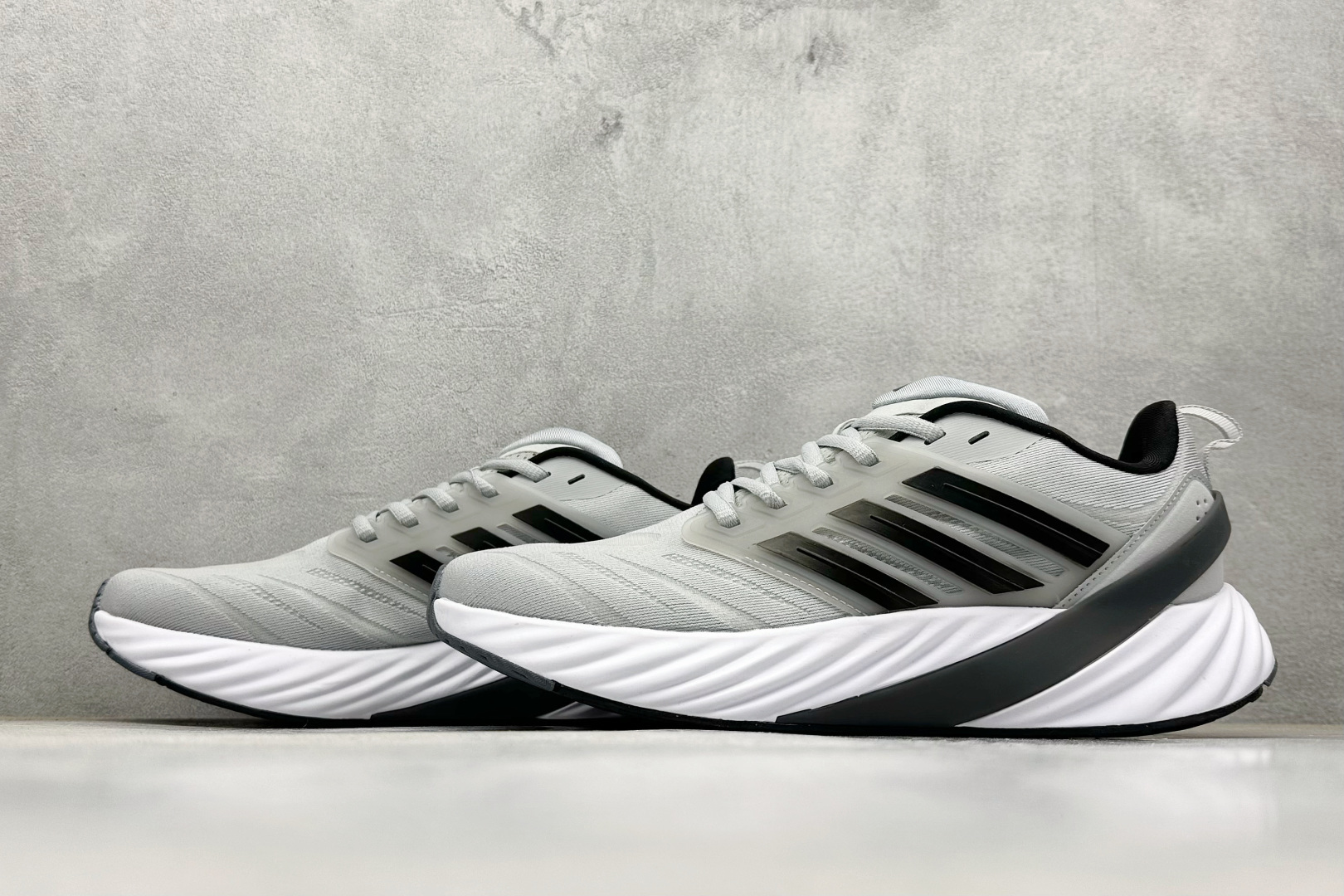 Adidas ADIPURE GLIDE 减震防滑耐磨透气低帮跑步鞋 D25815