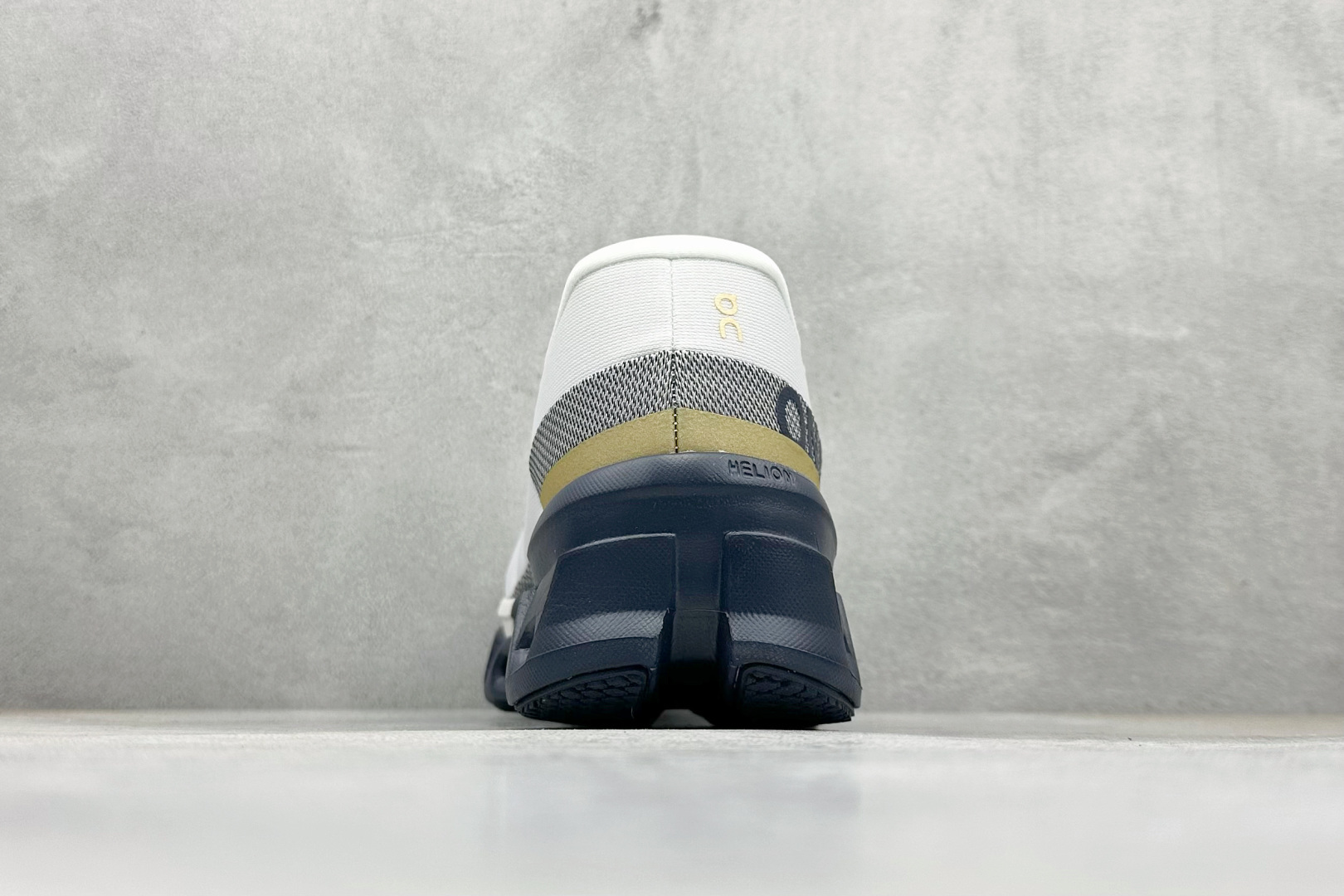 On昂跑Cloudmonster 2 小怪兽 舒适透气百搭 缓震防滑耐磨 休闲运动跑步鞋 3ME3056