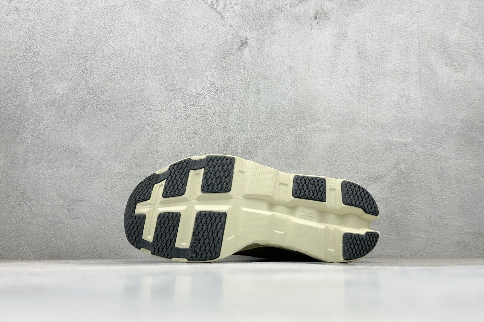 On昂跑Cloudmonster 2 小怪兽 舒适透气百搭 缓震防滑耐磨 休闲运动跑步鞋 3ME101